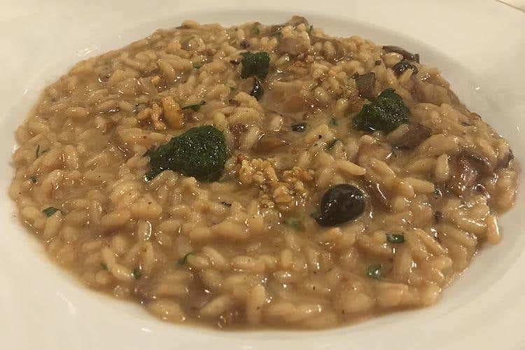 Risotto del sottobosco, noci e dragoncello (Dievole, da cantina a wine resort 
Ospitalità ed enoturismo in Toscana)