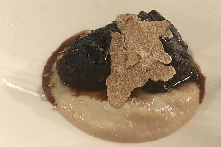 Tenero di Chianina al Novecento, topinambur e tartufo bianco (Dievole, da cantina a wine resort 
Ospitalità ed enoturismo in Toscana)