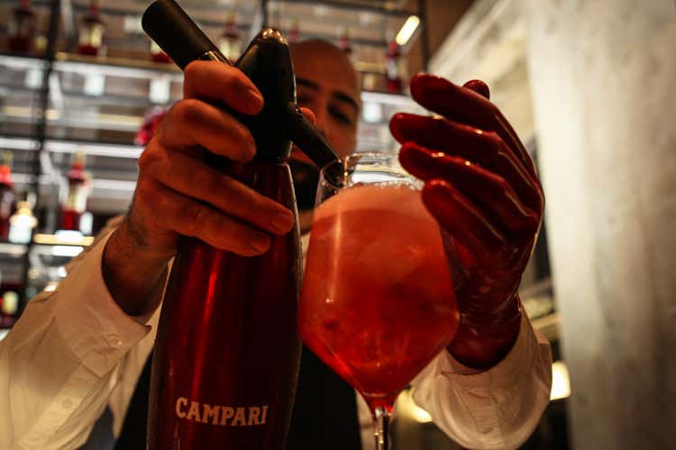 (Dry Milano si tinge di rosso 
per il centenario del Negroni)