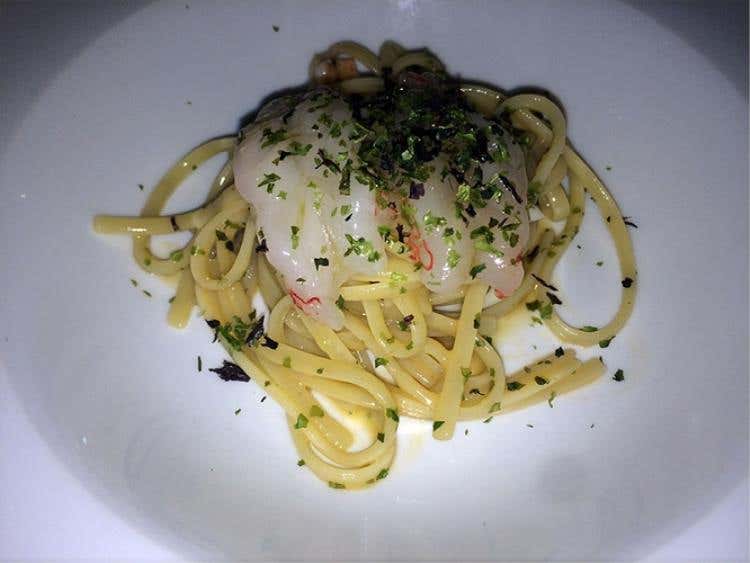 Pasta Ajo & Ojo affumicata con carpaccio di gamberi rossi, zenzero e bottarga all’Armagnac - Claudio Petrolo