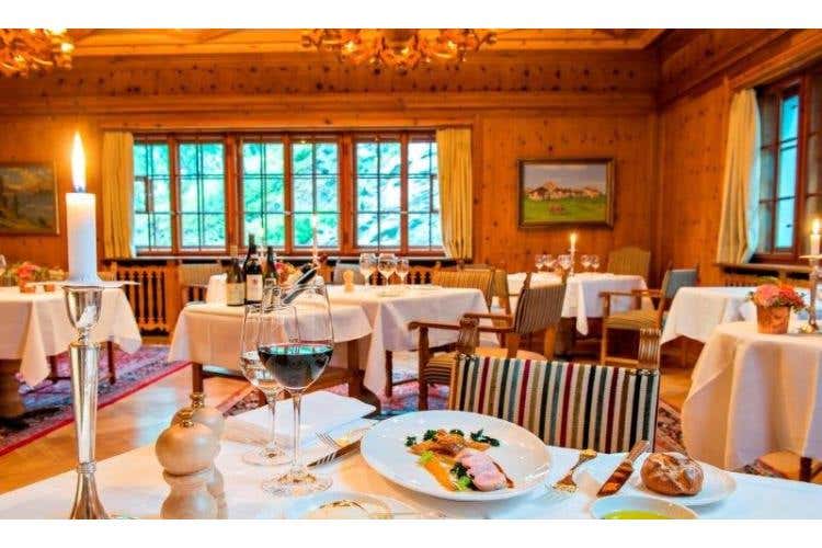 L'elegante Arvenstube dell'Hotel Waldhaus
