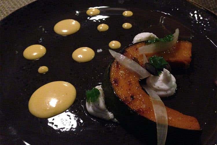 Salmerino di montagna con estratto di cetriolo e alla zucca in padella, i suoi semi croccanti salati, robiola di Roccaverano, cipollotto agro e mandarino