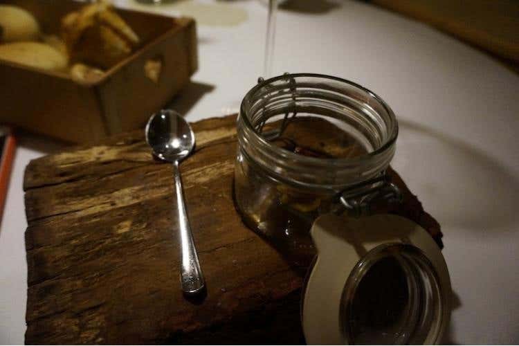 Maialino 3 portate - Pancetta su maionese al rafano, mandorle, fumo al castagno