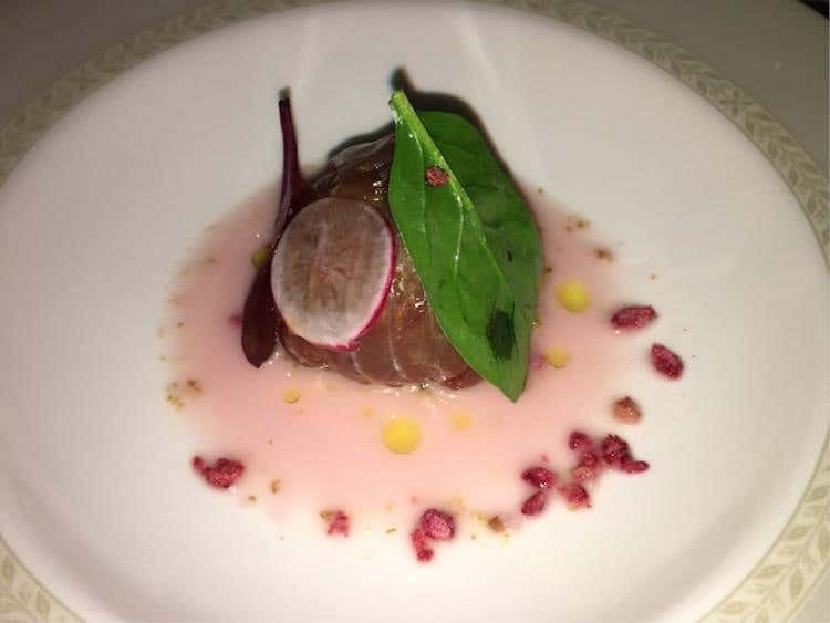 Sfera di tonno Pinna gialla, cetriolo tarallo e infusione di ravanello