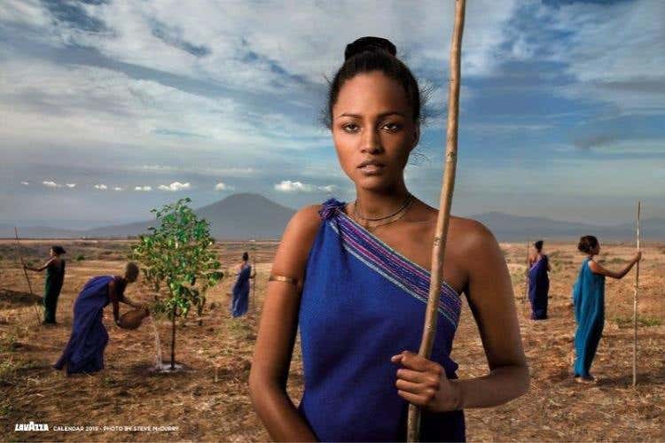 Our Roots: uno degli scatti del Calendario Lavazza 2015 di Steve McCurry che ritrae un gruppo di fiere donne etiopi disposto, in segno di protezione, intorno alla pianta di caffè, vera protagonista dell’immagine