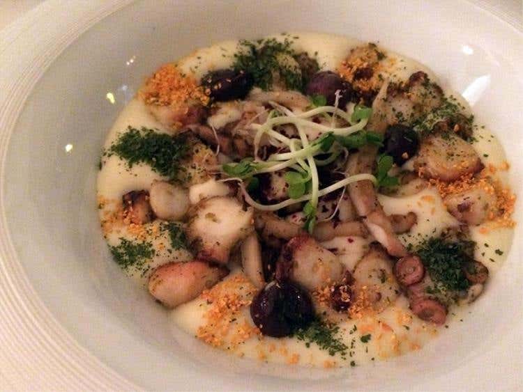 Polpo “pizza da mare” alla brace con spuma di patate al limone, olive di Gaeta e polveri di verdure - Claudio Petrolo