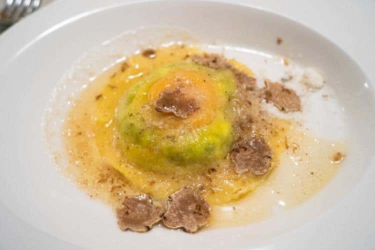 Uovo in raviolo “San Domenico”® con burro di malga, parmigiano dolce e tartufo bianco