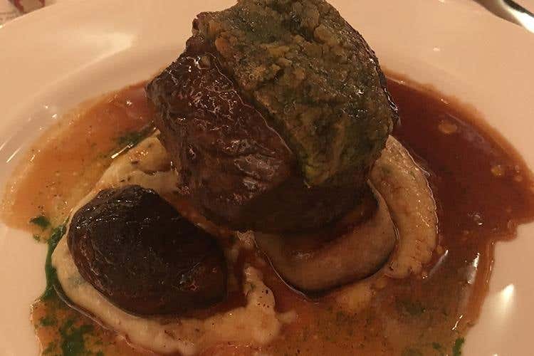 Lombetto di agnello in crosta di basilico e pinoli con funghi porcini (Vito Mollica