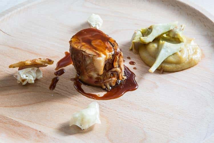 Guancia di maialino cotta a bassa temperatura, pop corn caramellati, crema di radici invernali