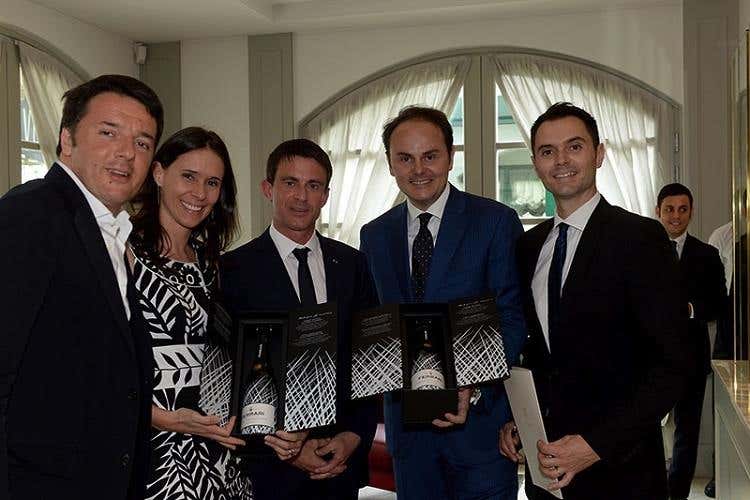 da sinistra: Matteo Renzi, Camilla Lunelli, Manuel Valls, Matteo e Alessandro Lunelli