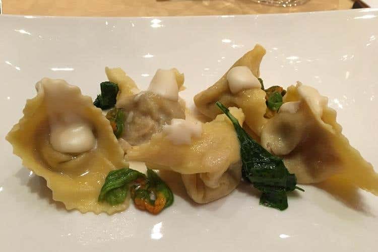 Ravioli di gallina su crema rossa di Urzano, fiori di zucchina e germogli di soia - Fabio Silva e Massimo Spigaroli