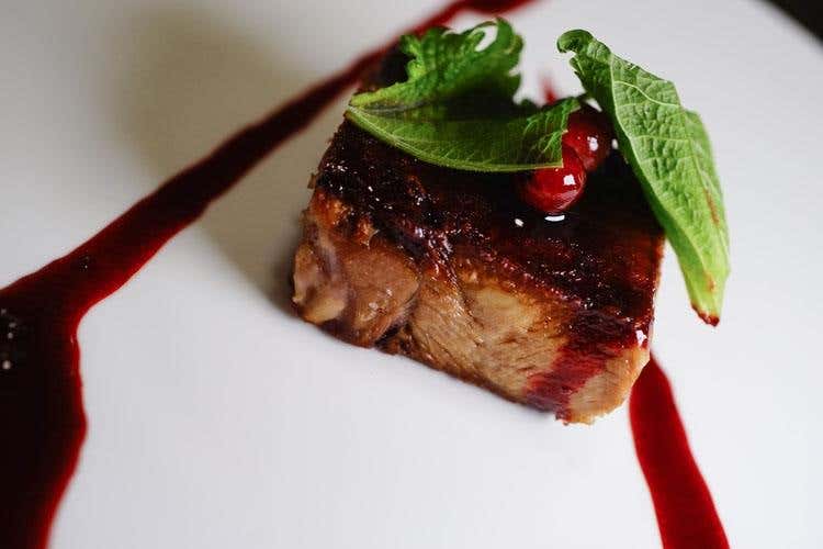 Lingua di vitello, barbabietola, ribes e shiso