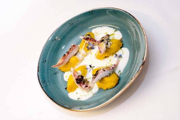 Gnocchi di zucca gratinati con fondente alla provola dolce e triglie alla mediterranea