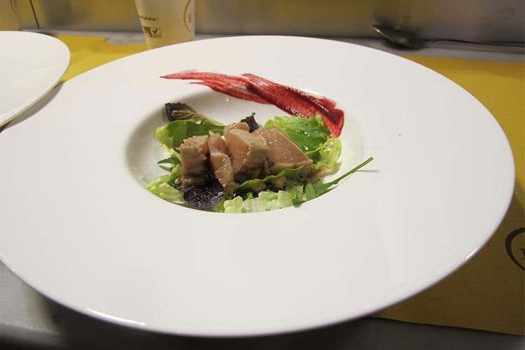 Tataki di tonno bianco, quinoa agrodolce, brodo leggero di Campari (Moreno Cedroni) - Eataly, cena pluristellata per i 10 anni Farinetti: «In futuro? Aprire in 194 Paesi»