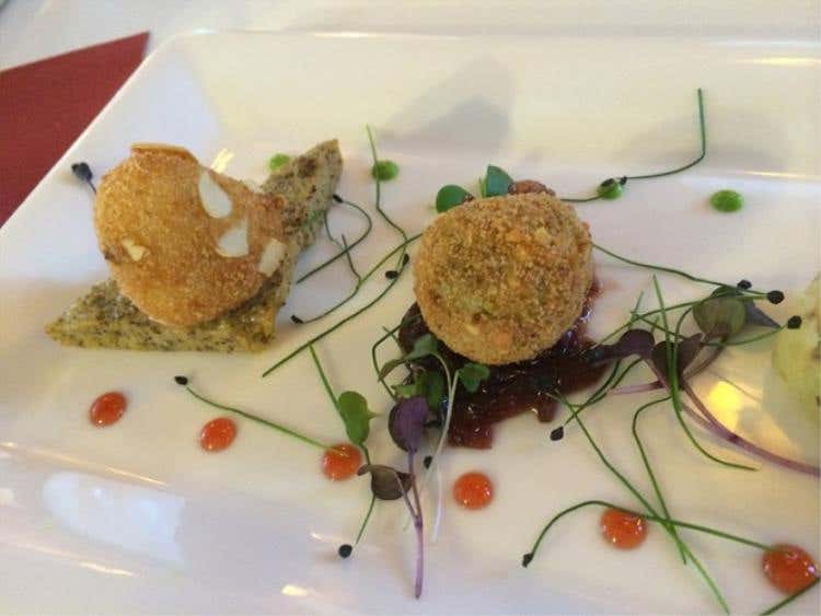 Bocconcini di Vézzena alle mandorle, noci e pistacchi con crostino di polenta, composta di cipolla e tortino di patate e funghi porcini, di Francesco Liguori