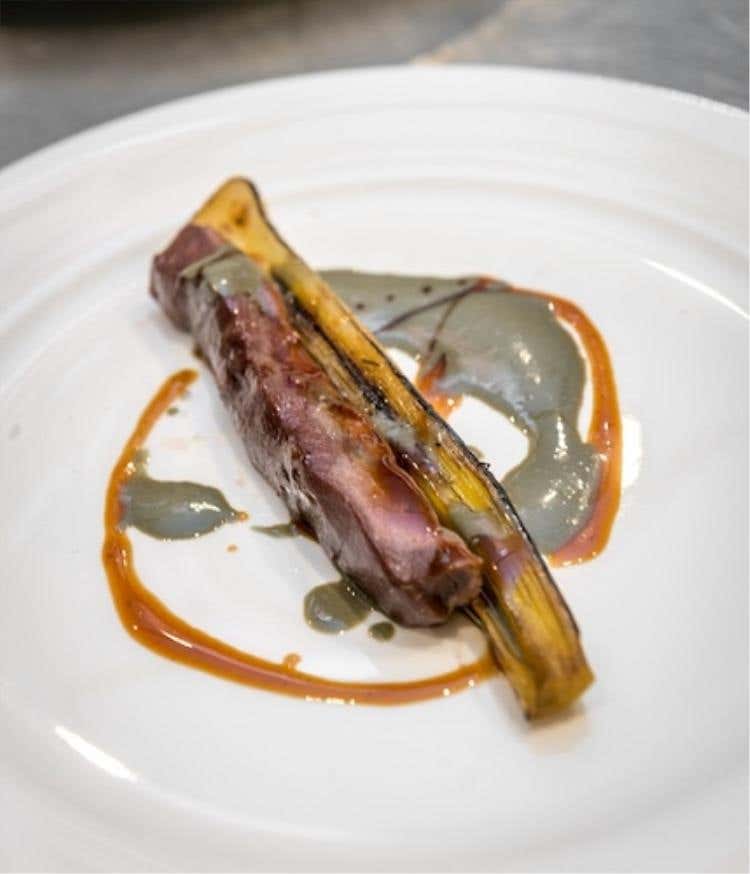 Sella di lepre, porro bruciato, bernese alla cenere e jus (Eugenio Roncoroni