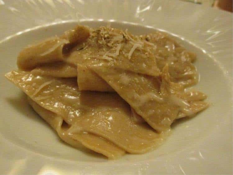 Maltagliati di farina di castagne con soffritto di cipolle, formaggio di latteria e fiori di camomilla essiccati (di Andrea Tonola