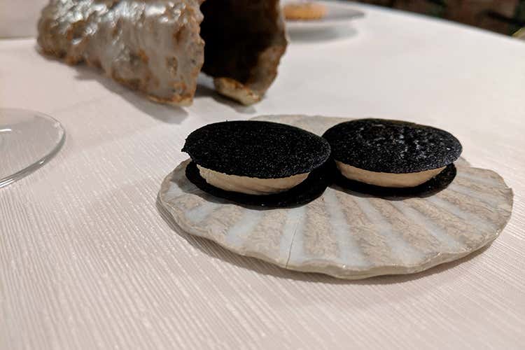 Tuille al nero di seppia con mousse di tonno(Ecco perché Mammoliti 
ha meritato la seconda stella)