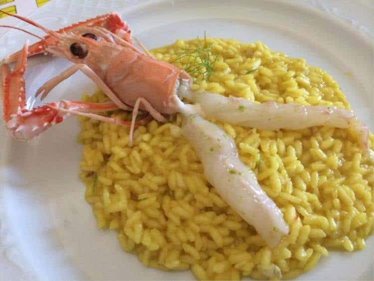 Risotto allo zafferano, orata, scampi marinati e nube di acqua di cozze, di Giuseppe Brancati