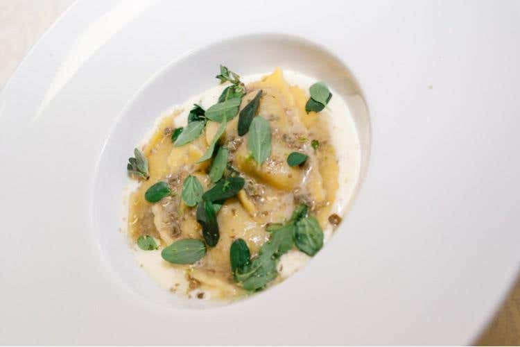 Panzerotti di agnello, patate e timo del Pasticio Canuti in salsa di capperi, acciughe e lime, crema di Grana Padano Dop - chef Richard Leimer