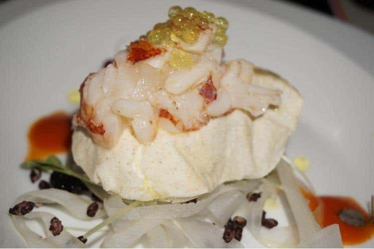 Carpaccio di astice con sgonfiotto di maionese e bianco di pomodoro, sedano croccante, olive e crescione (Caludio Sadler)