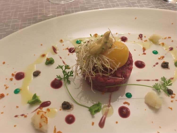 Tartara al coltello di bue Fassone con uovo Parisi al vapore di tè nero affumicato al Dripping