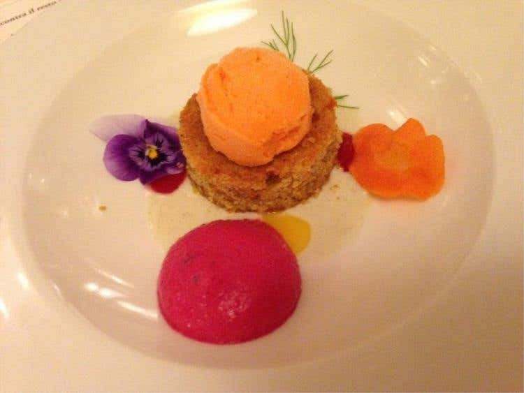 Piccola torta di carote e il suo sorbetto con spuma di barbabietola e pasticcera di semi di zucca (di Pietro Leemann