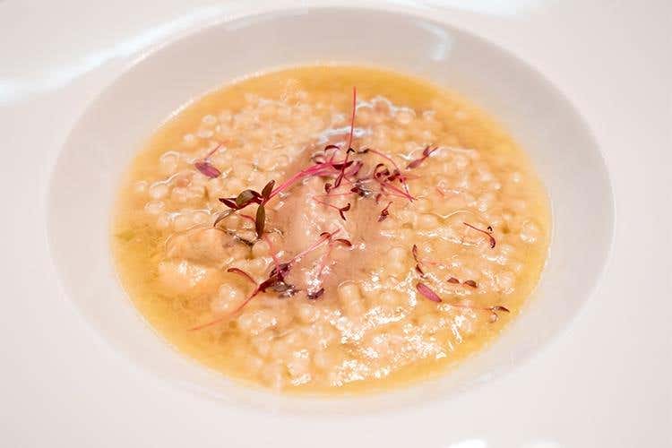 Fregola in brodo di Agnello Gallese e cozze e cinque spezie cinesi (Misha Sukyas)