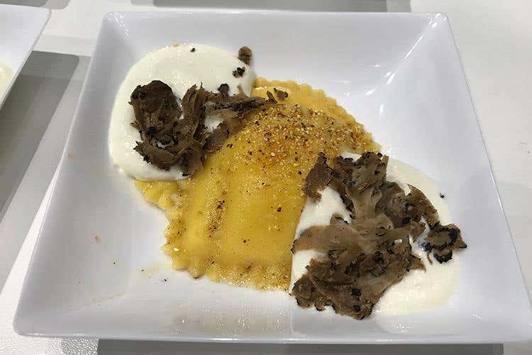 Raviolotti con polenta e Montasio Dop - Emanuele Scarello (Emanuele Scarello e Alessandro Servida 
protagonisti al master show di Surgital)