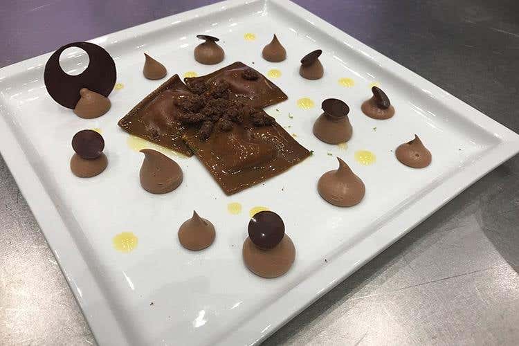 Quadrelli di cacao con scorza d’arancia, crema leggera al cioccolato e salsa di arancio - Alessandro Servida (Emanuele Scarello e Alessandro Servida 
protagonisti al master show di Surgital)
