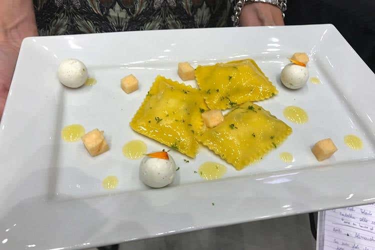 Bauletti con ricotta di pecora e pistacchi di Sicilia con crema cheescake al profumo di lime e vaniglia - Alessandro Servida (Emanuele Scarello e Alessandro Servida 
protagonisti al master show di Surgital)