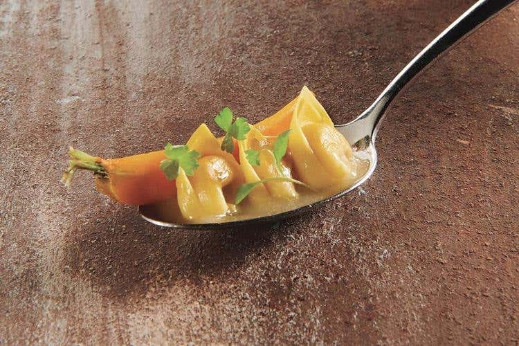 Tortellini quasi in brodo alla moda di Bologna, mise en bouche al cucchiaio con gel di aceto di sambuco e carote agrodolci - Emanuele Scarello (Emanuele Scarello e Alessandro Servida 
protagonisti al master show di Surgital)