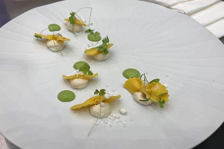 Strichetti all’uovo con polvere di olio, ricotta di peperoncino, salsa di aglio orsino e germogli di prezzemolo - Emanuele Scarello (Emanuele Scarello e Alessandro Servida 
protagonisti al master show di Surgital)