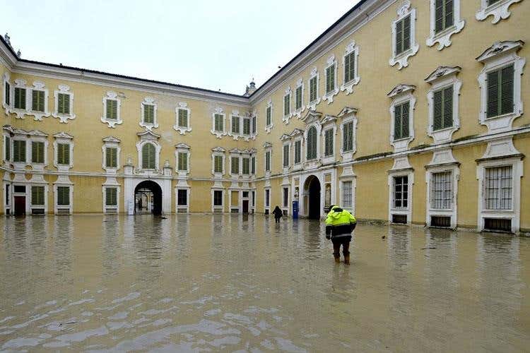 Emilia, allagata la Reggia di Colorno Ondata record di 10 metri contro Alma