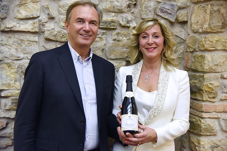 Paolo Pizziol e Roberta Bianchi con la bottiglia di Franciacorta Emozione 40 anni Riserva Brut Millesimato 2008