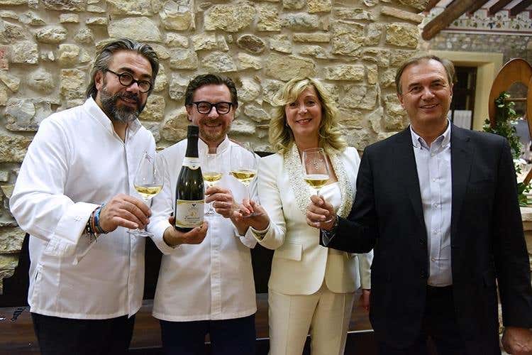 Gli stellati Philippe Léveillé di Miramonti l’altro e Stefano Cerveni delle Due Colombe brindano con il nuovo Franciacorta Emozione 40 anni Riserva Brut Millesiamto 2008 con la patronne di Villa Roberta Bianchi e il marito Paolo Pizziol
