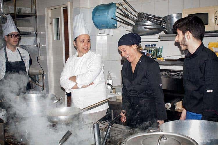 In cucina (Enrico Mazzaroni 
Guest star sul lungomare marchigiano)