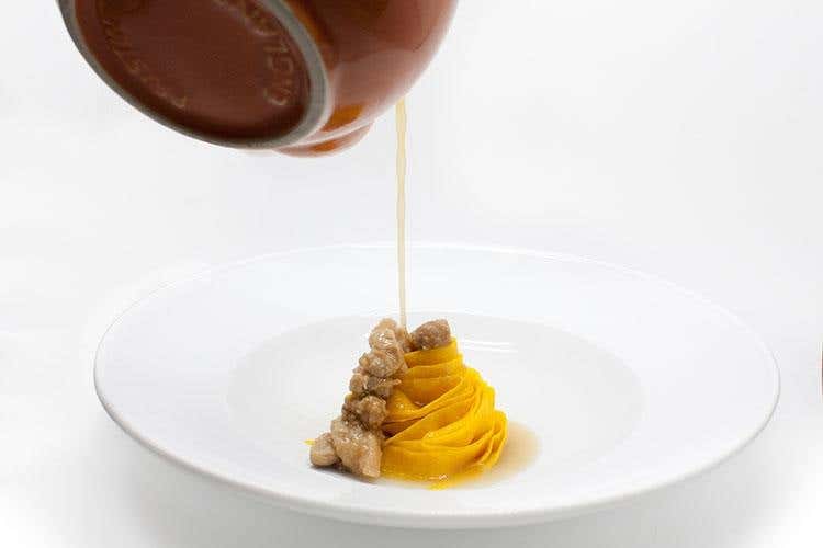 Tagliatelle al ragù di coniglio irrorate con un infuso di lime e zenzero (Enrico Mazzaroni 
Guest star sul lungomare marchigiano)