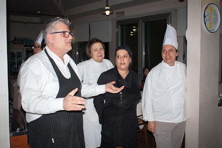 Stefano Alessandrini, un'assistente di Mazzaroni, Roberta Mancini ed Enrico Mazzaroni (Enrico Mazzaroni 
Guest star sul lungomare marchigiano)