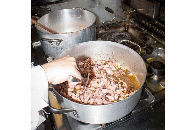 Il ragù di coniglio (Enrico Mazzaroni 
Guest star sul lungomare marchigiano)