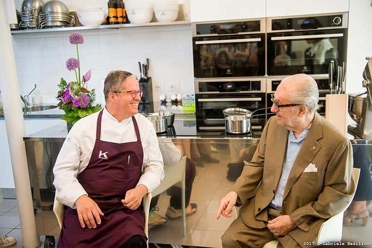 Ernst Knam e Gualtiero Marchesi - Ernst Knam, 25 anni di pasticceria 
Ad omaggiarlo anche il Maestro Marchesi (foto: Gabriele Basilico)