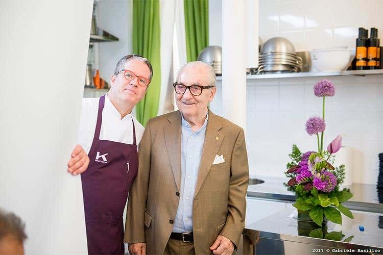 Ernst Knam e Gualtiero Marchesi - Ernst Knam, 25 anni di pasticceria 
Ad omaggiarlo anche il Maestro Marchesi (foto: Gabriele Basilico)