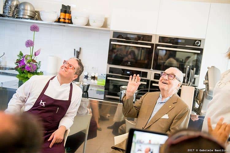 Ernst Knam e Gualtiero Marchesi - Ernst Knam, 25 anni di pasticceria 
Ad omaggiarlo anche il Maestro Marchesi (foto: Gabriele Basilico)