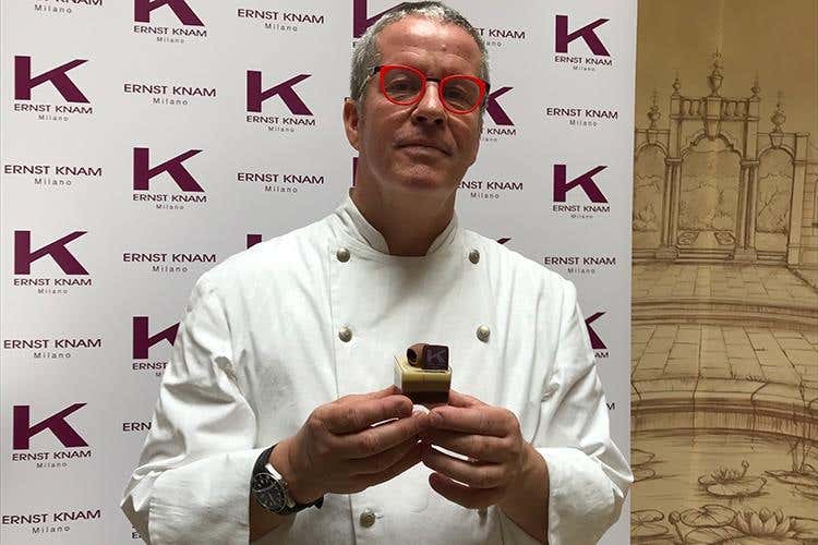 (Ernst Knam lancia il “Tris Day” 
per celebrare la mousse ai tre cioccolati)