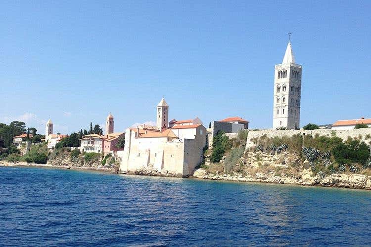 (Esplorare la Croazia 
Un viaggio a Rab, l'isola felice)