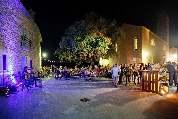 (Esplorare la Croazia 
Un viaggio a Rab, l'isola felice)