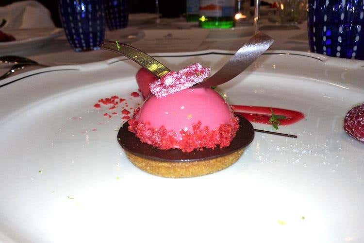 Tortino di Nocciole con bavarese di lamponi - Matteo Sangiovanni (Euro-Toques al Tre Olivi di Paestum 
Derflingher ospite da Matteo Sangiovanni)