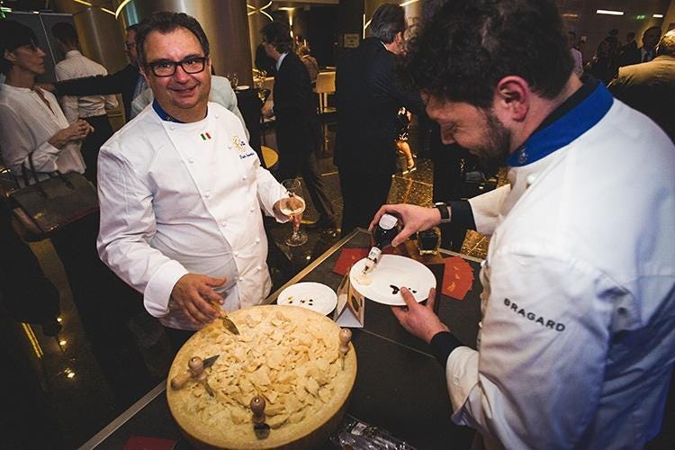 Paolo Gramaglia e Cristian Benvenuto (Euro-Toques, alta cucina in tavola 
per la cena di gala al Gallia di Milano)