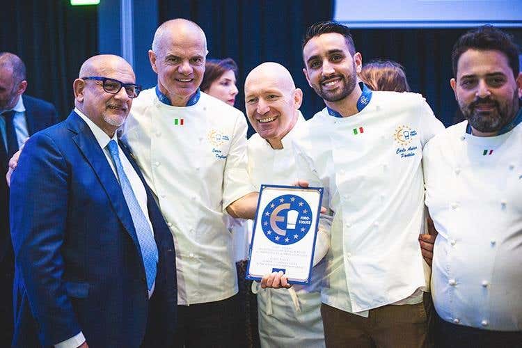 Claudio Sadler, Enrico Derflingher, Alfio Ghezzi, Carlo Andrea Pantaleo e Giuseppe Mancino (Euro-Toques, alta cucina in tavola 
per la cena di gala al Gallia di Milano)