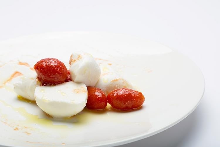 Mozzarella di bufala campana Dop con pomodorino - Ciro Flagella (Euro-Toques, alta cucina in tavola 
per la cena di gala al Gallia di Milano)